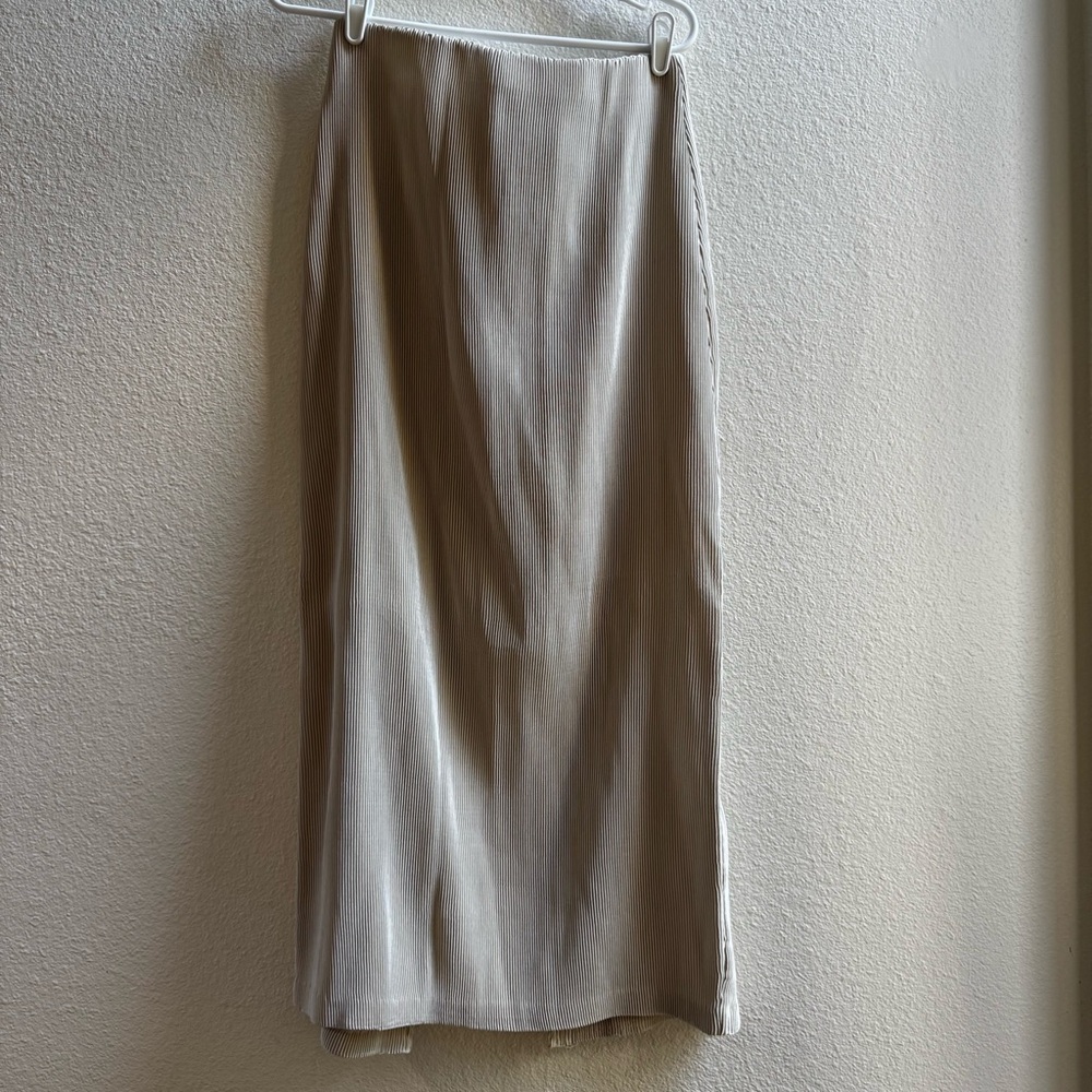 Pleated long skirt size M